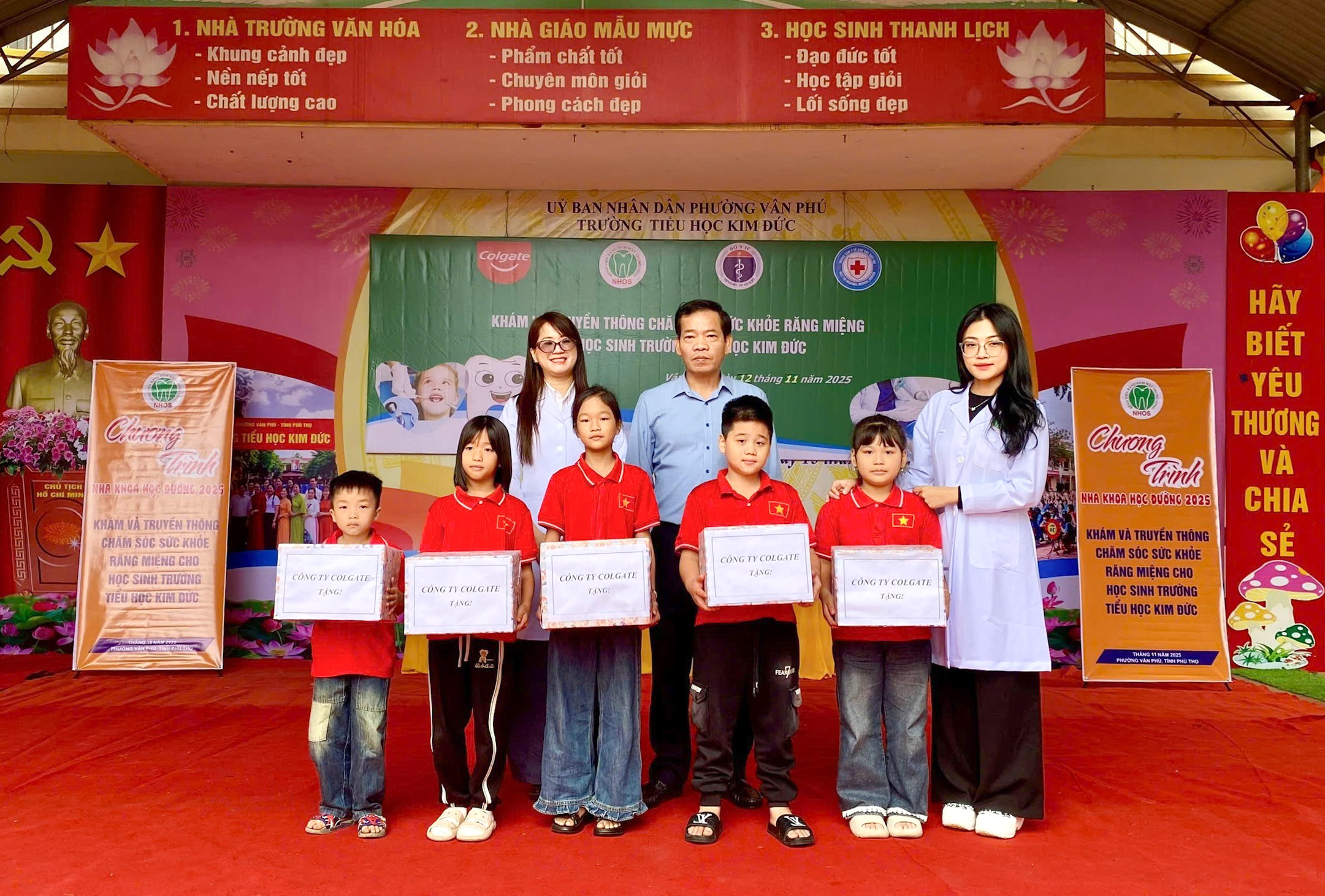 Trao quà cho học sinh trường tiểu học Tiên Dung và trường tiểu học Kim Đức